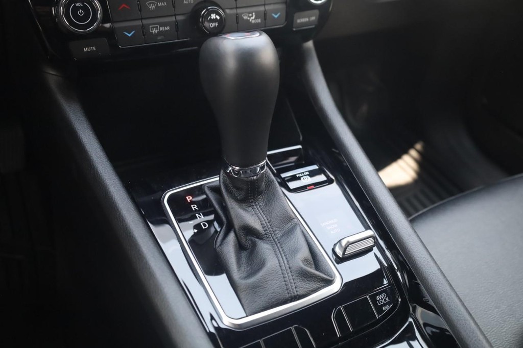 Jeep Compass Vehicle Full-screen Gallery Image 18