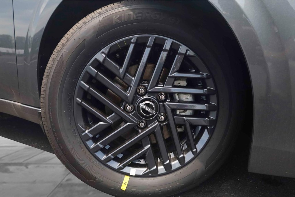 Nissan Sentra Vehicle Full-screen Gallery Image 3