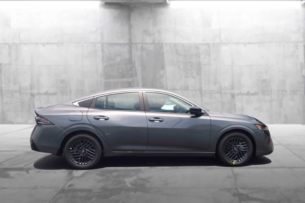 Nissan Sentra Vehicle Full-screen Gallery Image 5
