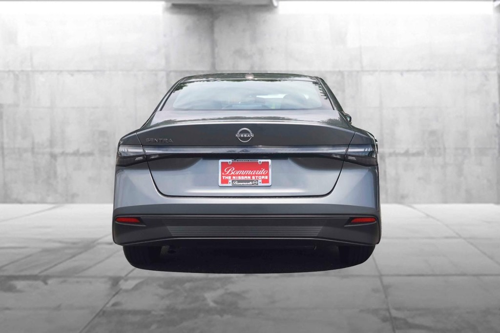 Nissan Sentra Vehicle Full-screen Gallery Image 6