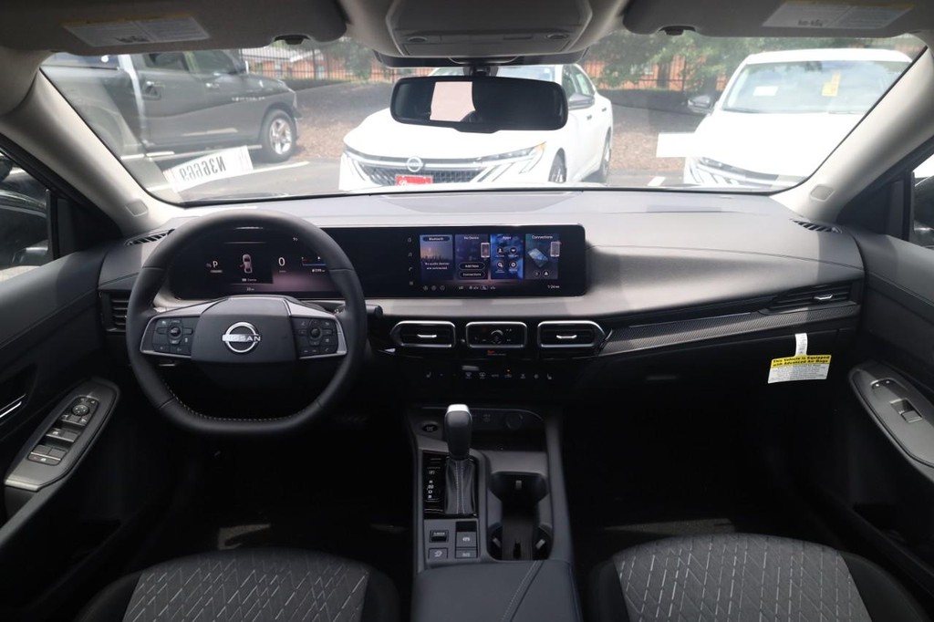 Nissan Sentra Vehicle Full-screen Gallery Image 7