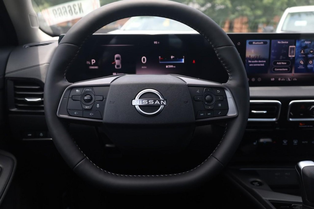 Nissan Sentra Vehicle Full-screen Gallery Image 8