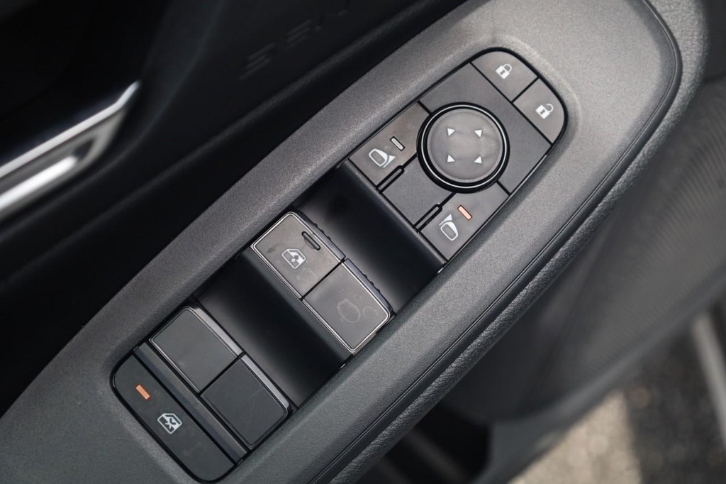Nissan Sentra Vehicle Full-screen Gallery Image 11