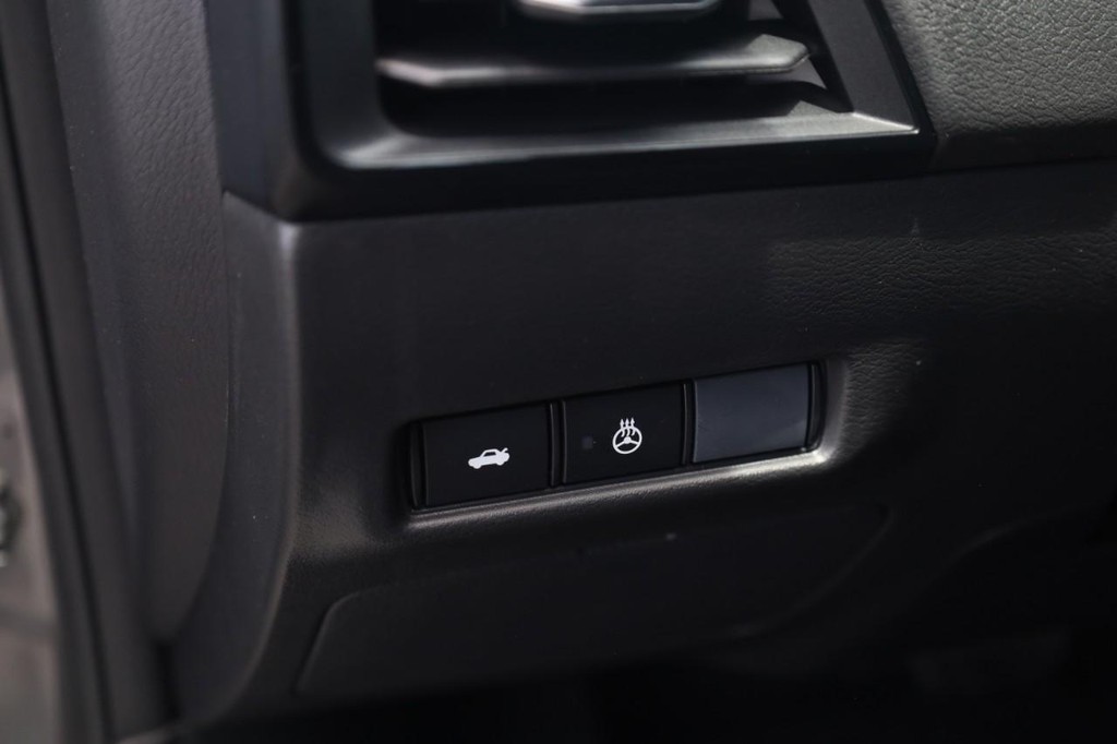 Nissan Sentra Vehicle Full-screen Gallery Image 12