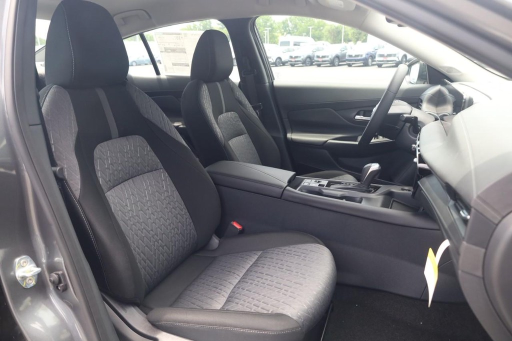 Nissan Sentra Vehicle Full-screen Gallery Image 21