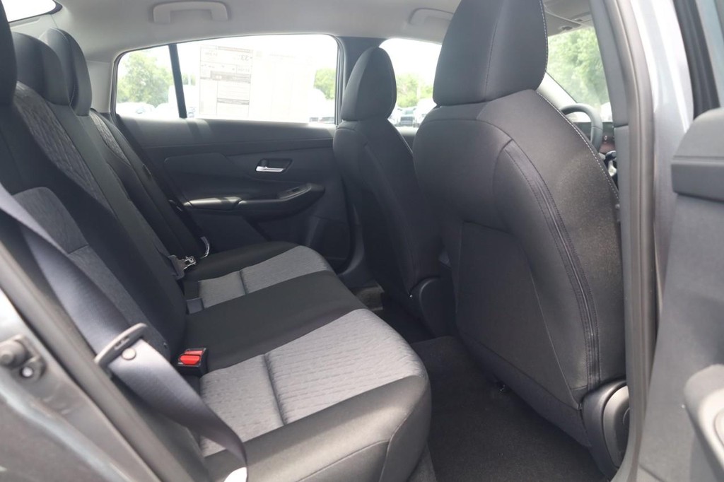 Nissan Sentra Vehicle Full-screen Gallery Image 22