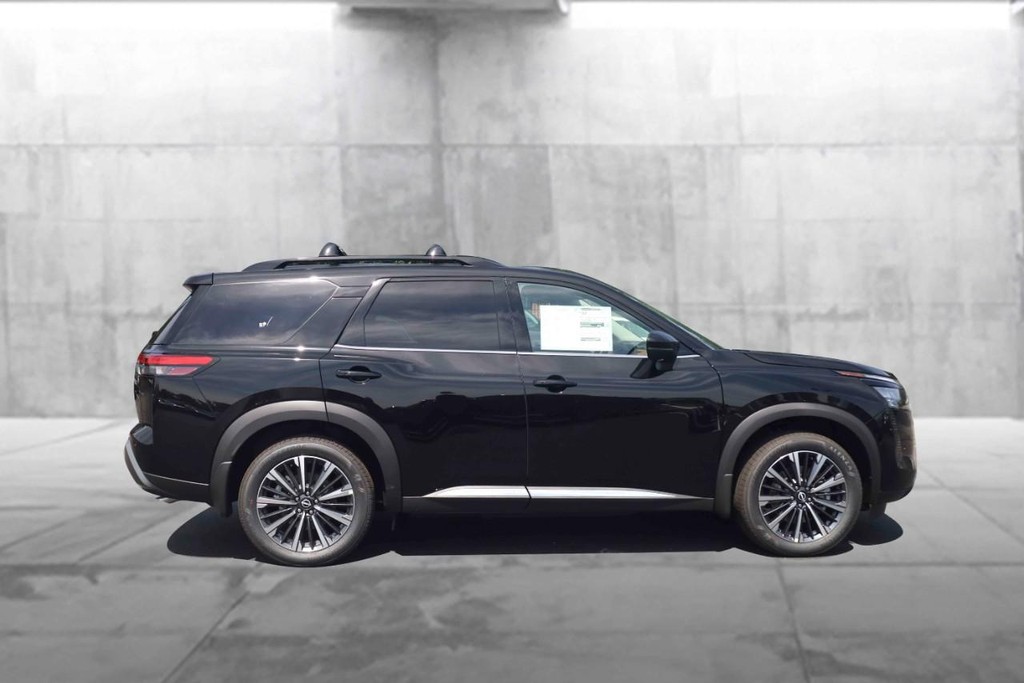 Nissan Pathfinder Vehicle Full-screen Gallery Image 5