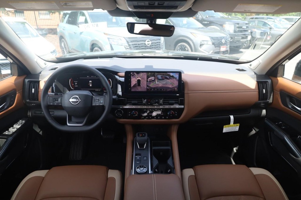 Nissan Pathfinder Vehicle Full-screen Gallery Image 7