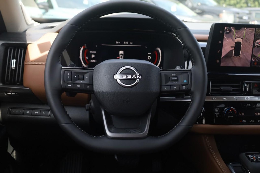 Nissan Pathfinder Vehicle Full-screen Gallery Image 8