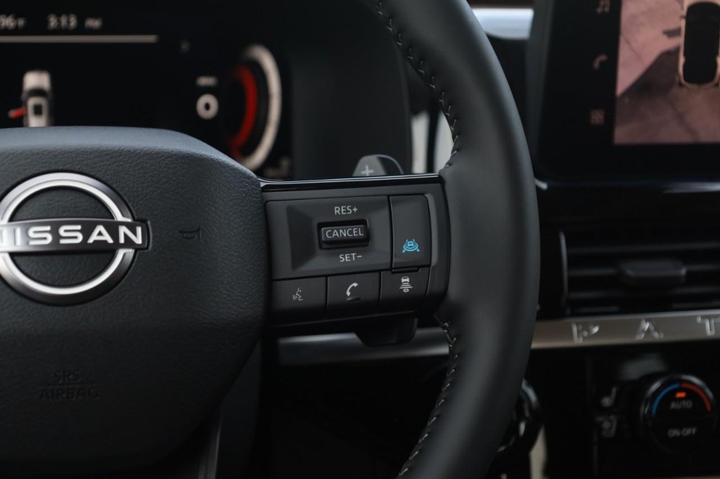 Nissan Pathfinder Vehicle Full-screen Gallery Image 9
