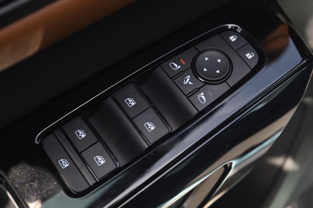 Nissan Pathfinder Vehicle Full-screen Gallery Image 11