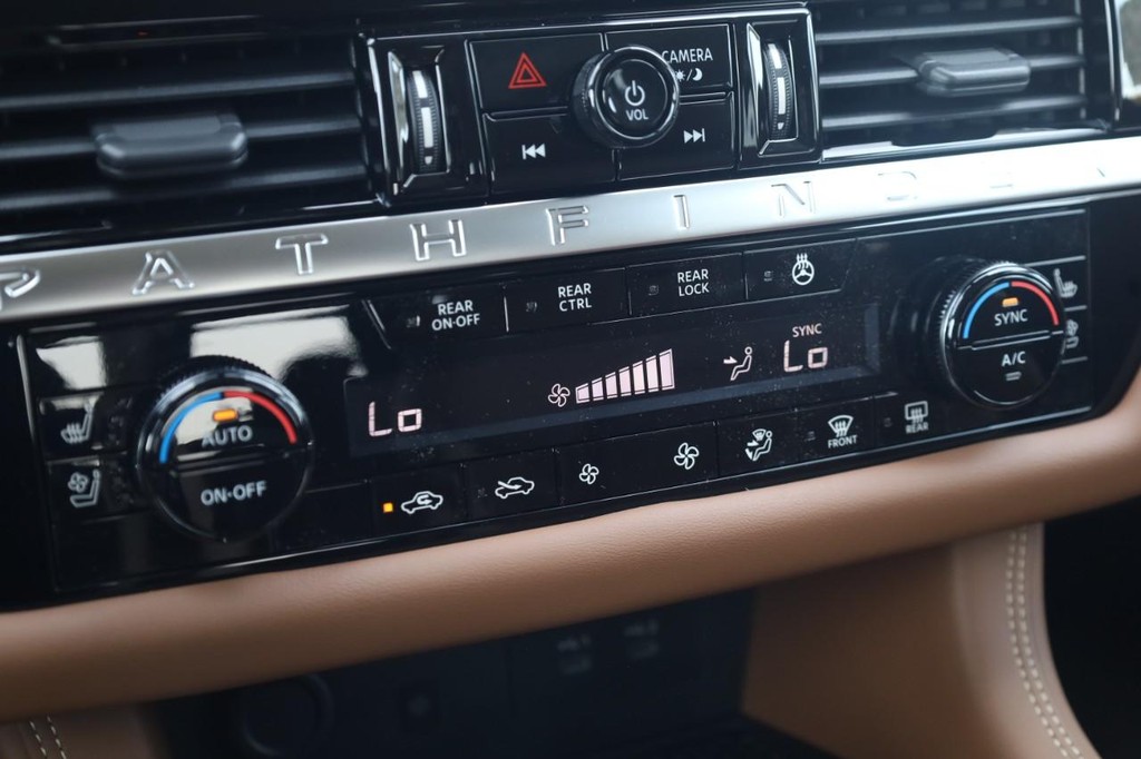 Nissan Pathfinder Vehicle Full-screen Gallery Image 16