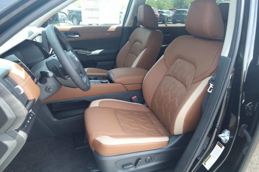 Nissan Pathfinder Vehicle Full-screen Gallery Image 20