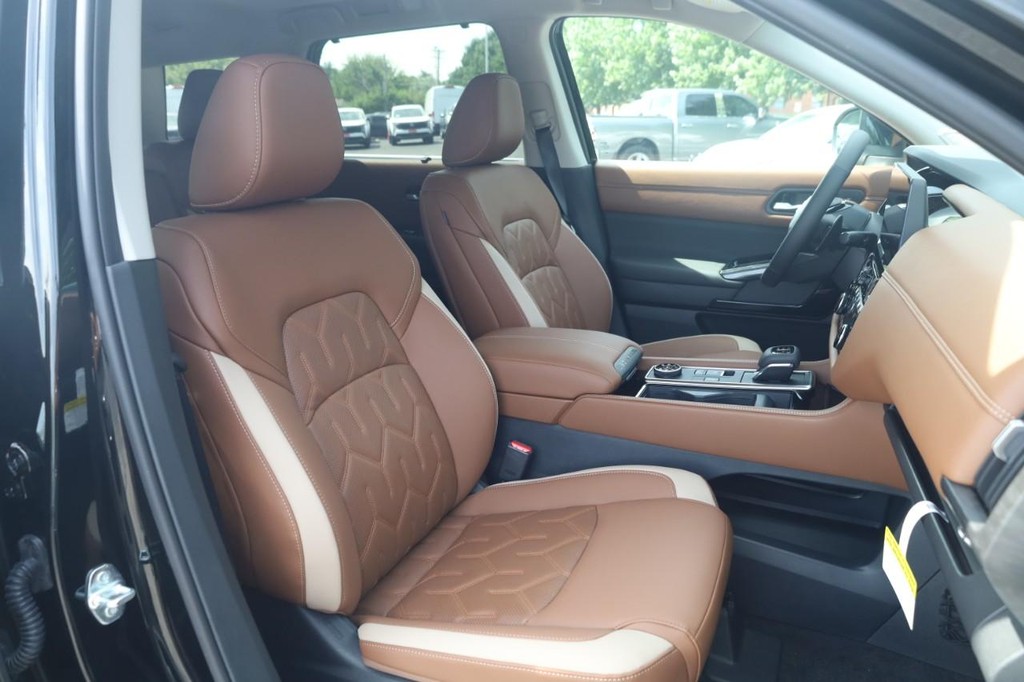 Nissan Pathfinder Vehicle Full-screen Gallery Image 21