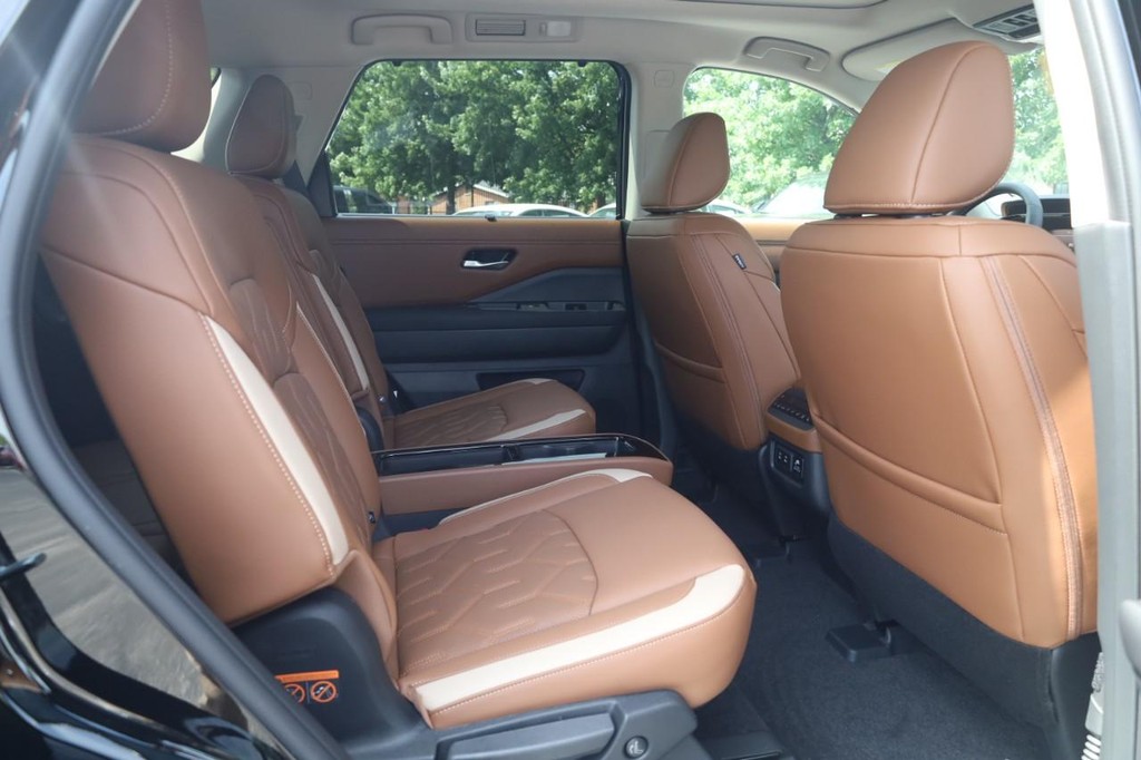 Nissan Pathfinder Vehicle Full-screen Gallery Image 22