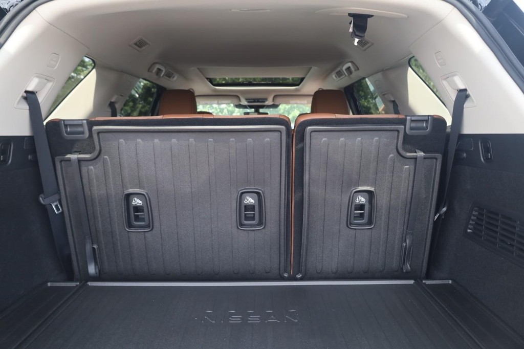 Nissan Pathfinder Vehicle Full-screen Gallery Image 24