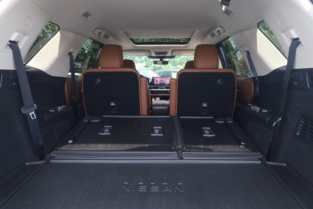 Nissan Pathfinder Vehicle Full-screen Gallery Image 25
