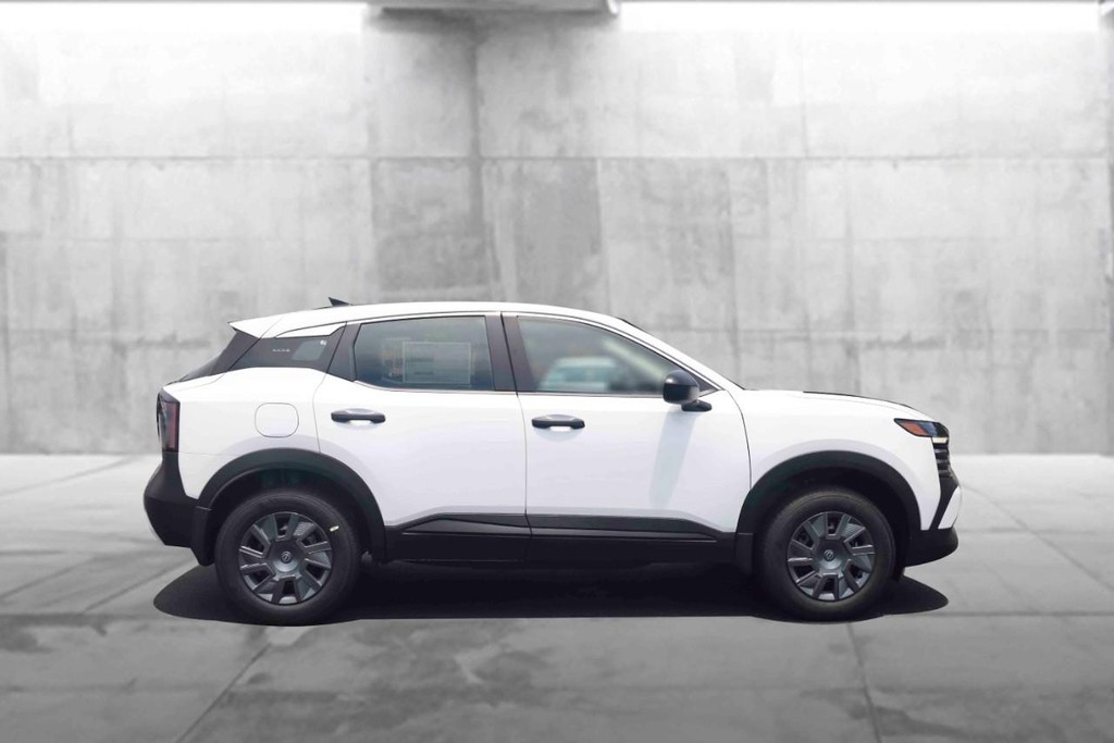 Nissan Kicks Vehicle Image 05