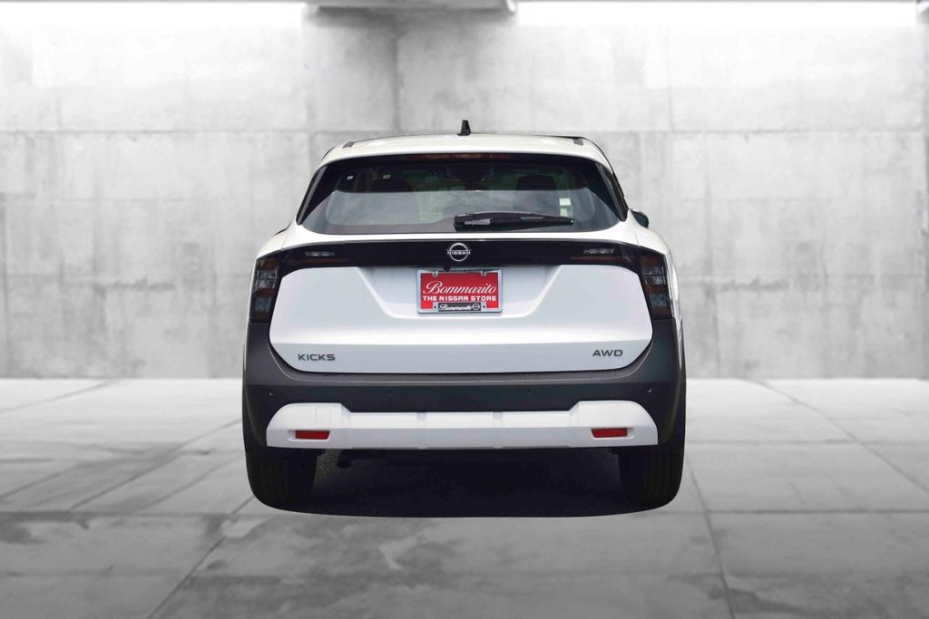 Nissan Kicks Vehicle Image 06