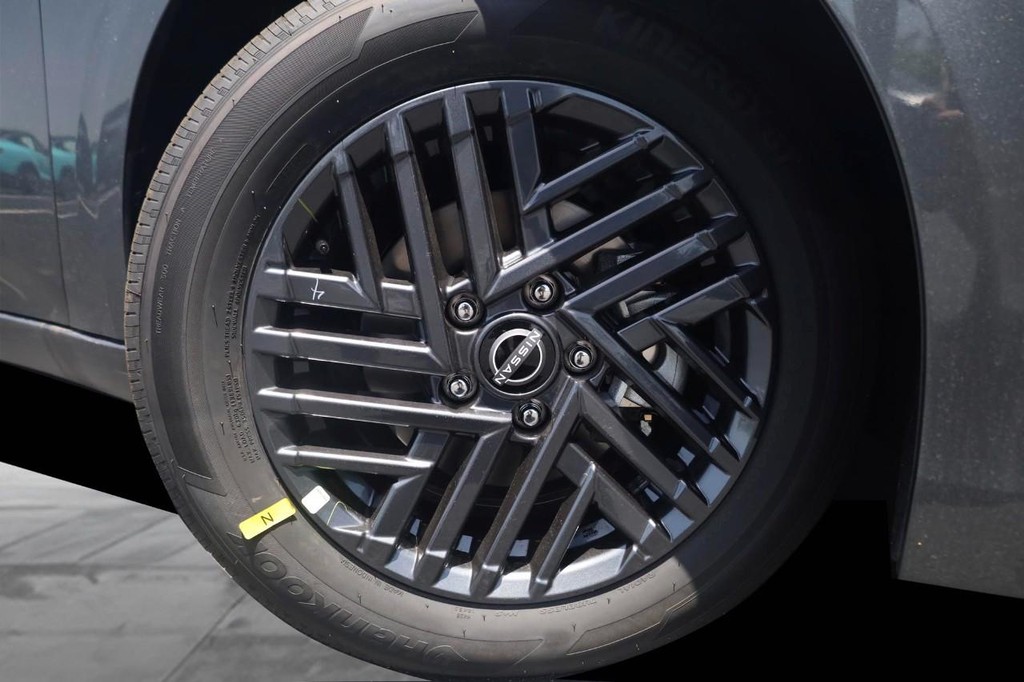 Nissan Sentra Vehicle Full-screen Gallery Image 3