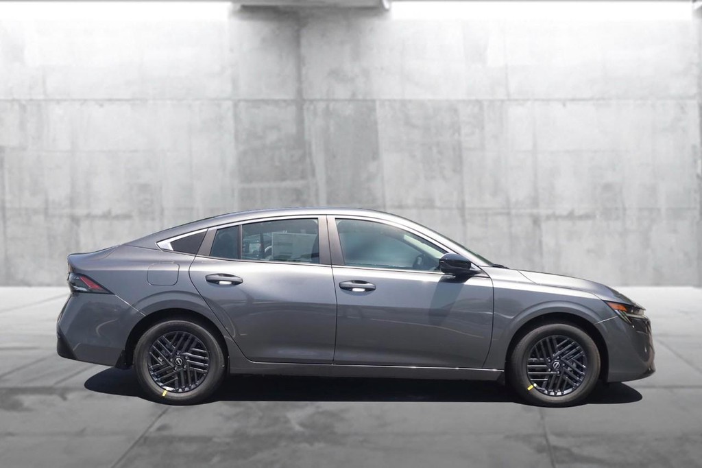 Nissan Sentra Vehicle Full-screen Gallery Image 5