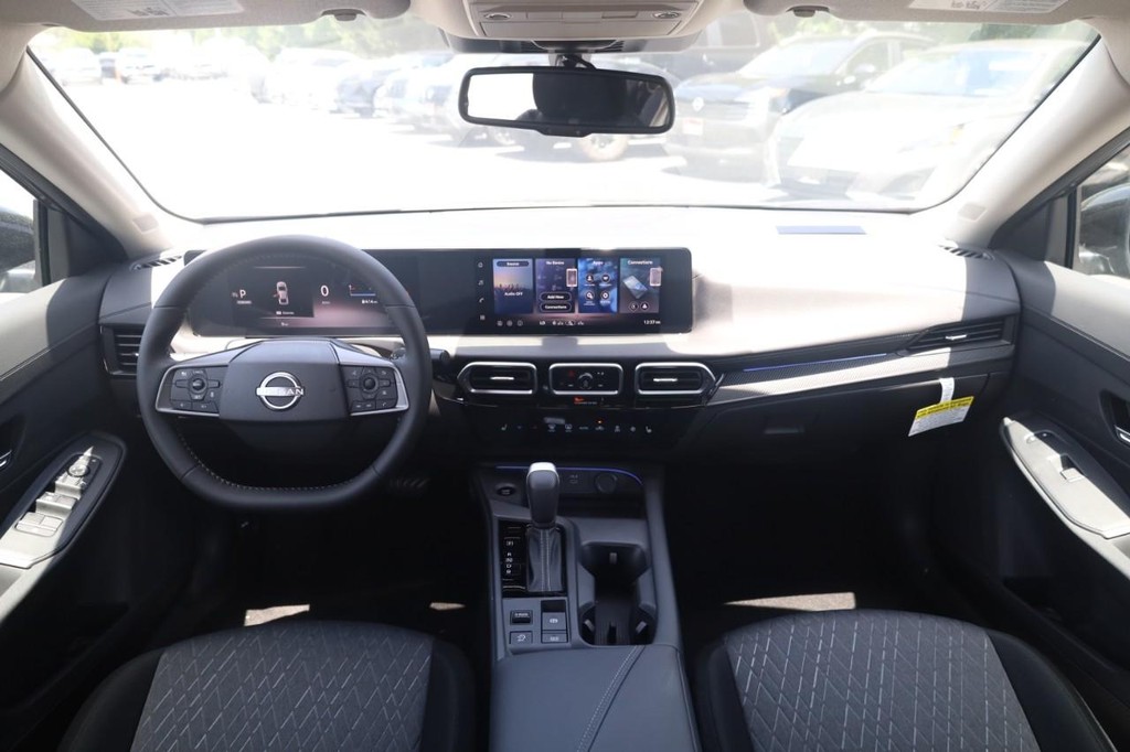 Nissan Sentra Vehicle Full-screen Gallery Image 7