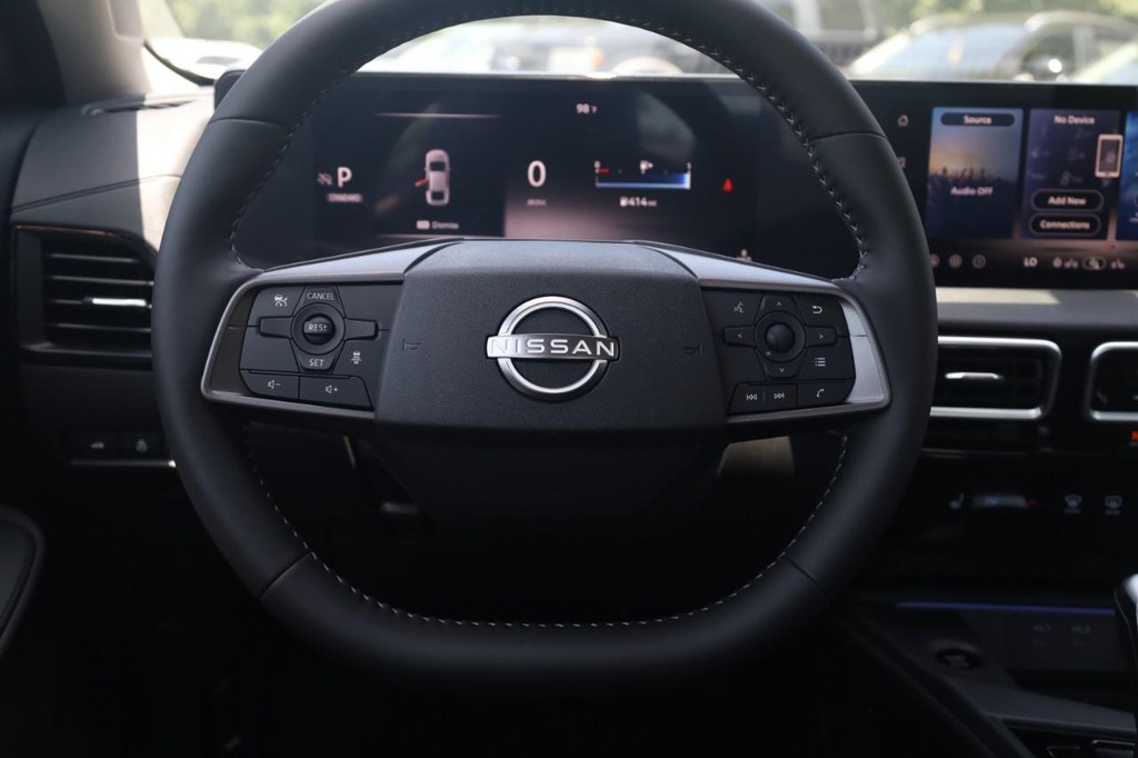 Nissan Sentra Vehicle Full-screen Gallery Image 8