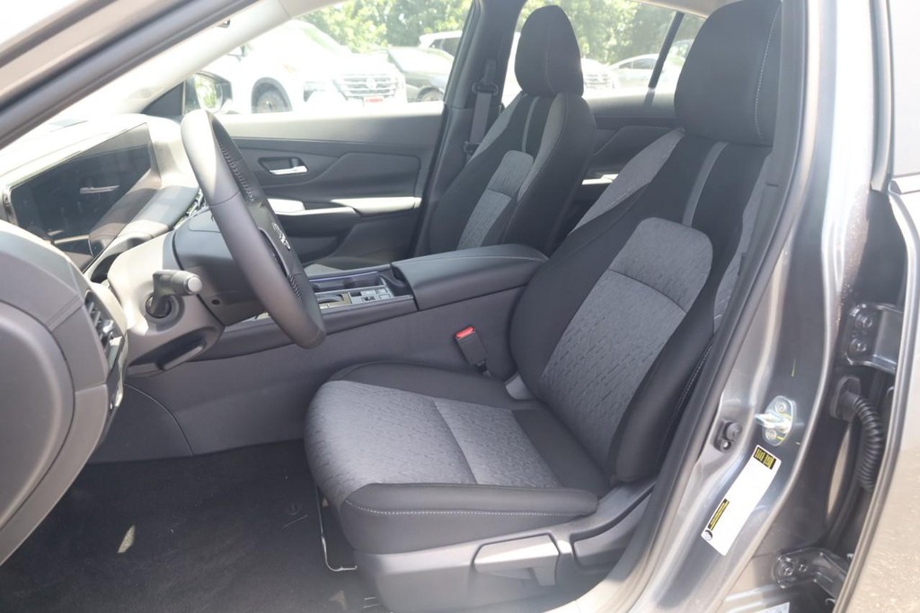 Nissan Sentra Vehicle Full-screen Gallery Image 20