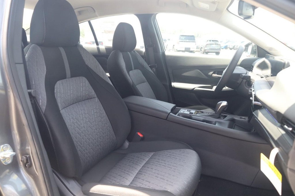 Nissan Sentra Vehicle Full-screen Gallery Image 21