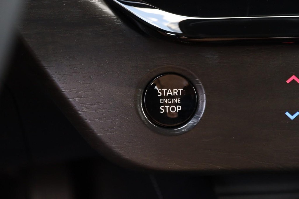 Nissan Murano Vehicle Image 16