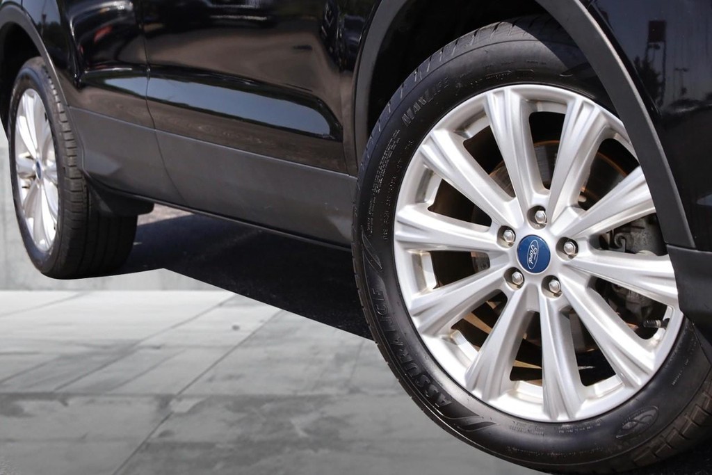 Ford Escape Vehicle Full-screen Gallery Image 3