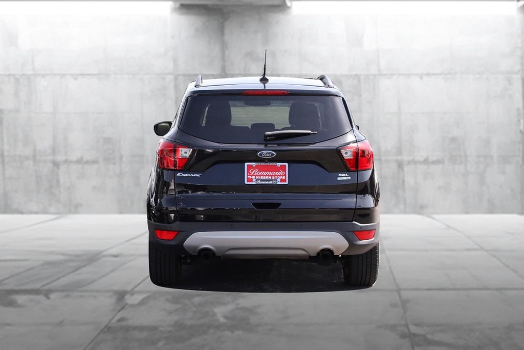 Ford Escape Vehicle Full-screen Gallery Image 6