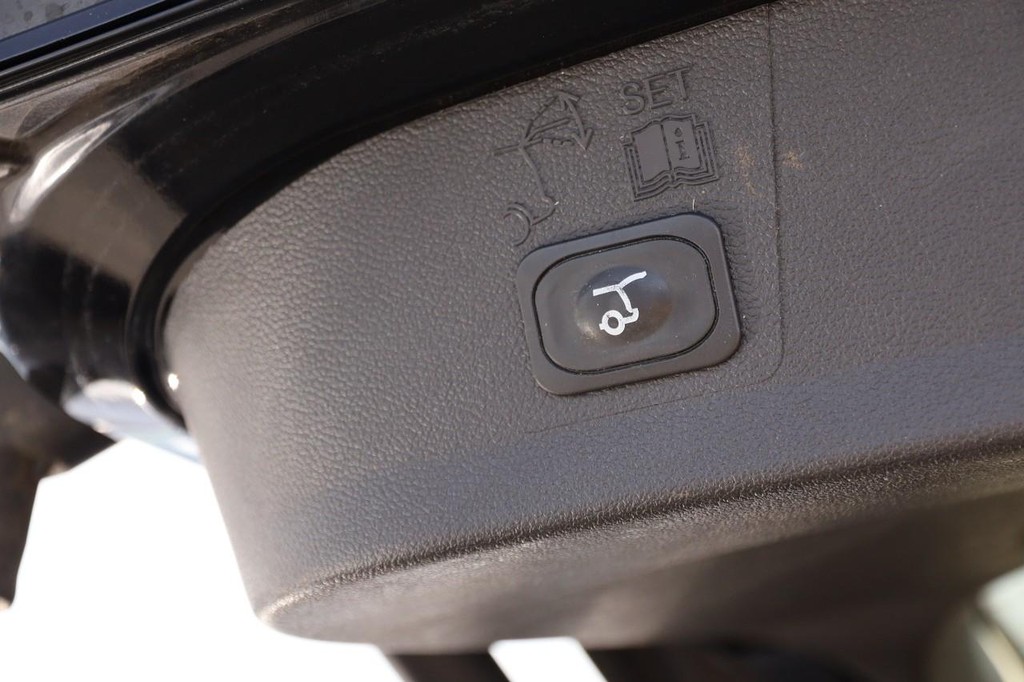 Ford Escape Vehicle Full-screen Gallery Image 8