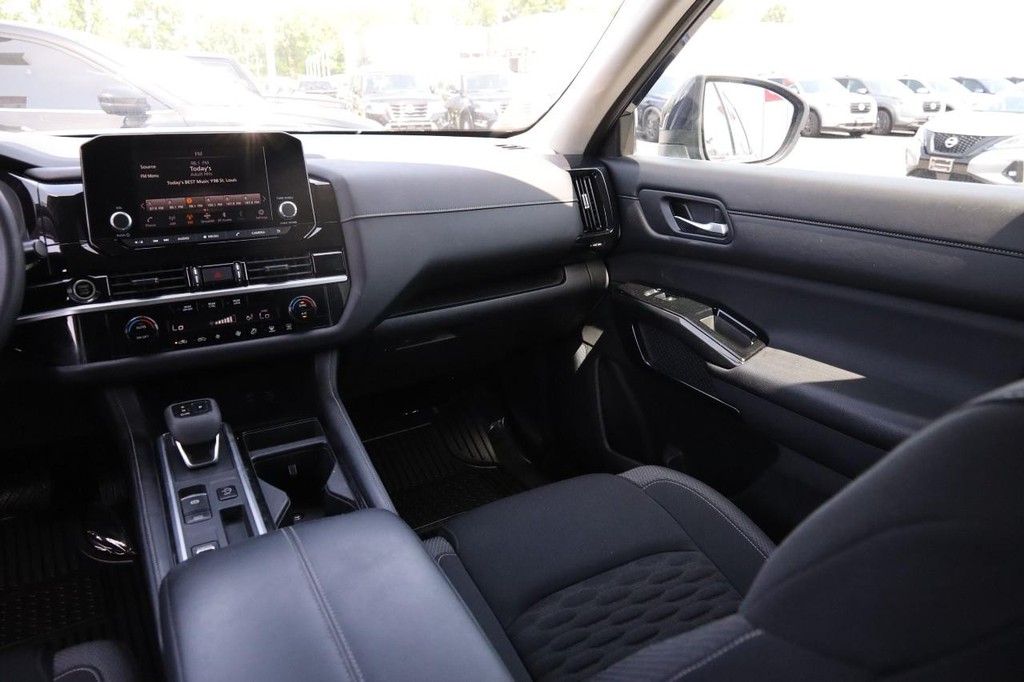 Nissan Pathfinder Vehicle Image 24