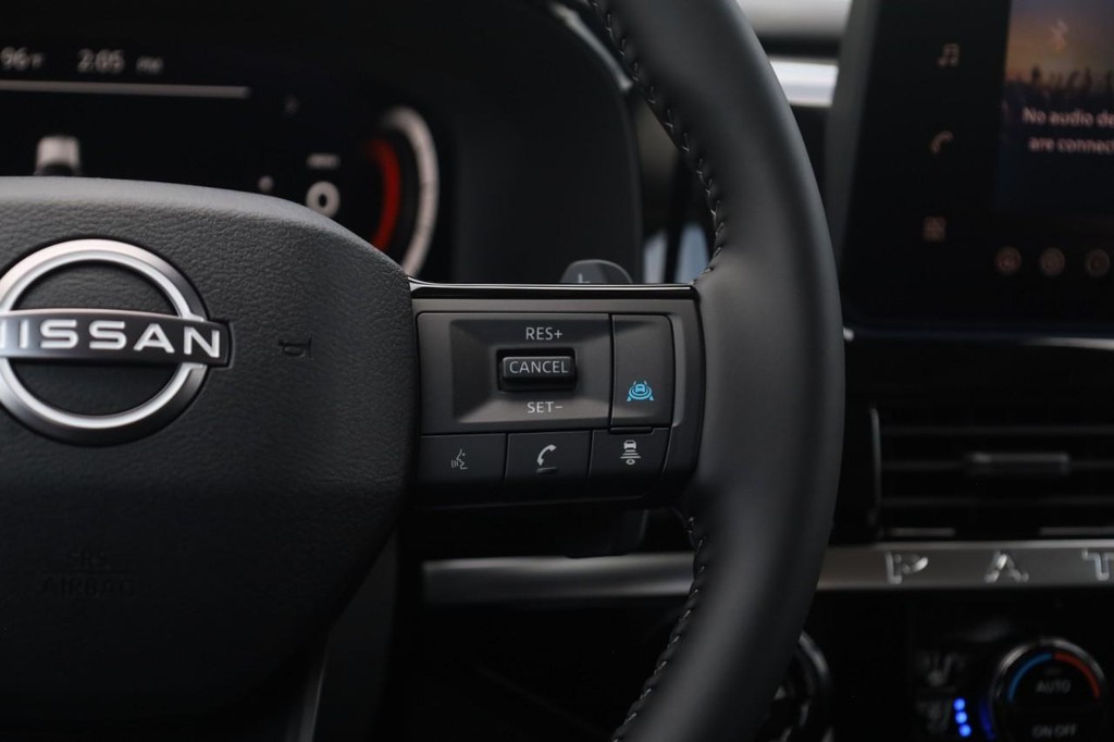 Nissan Pathfinder Vehicle Image 09