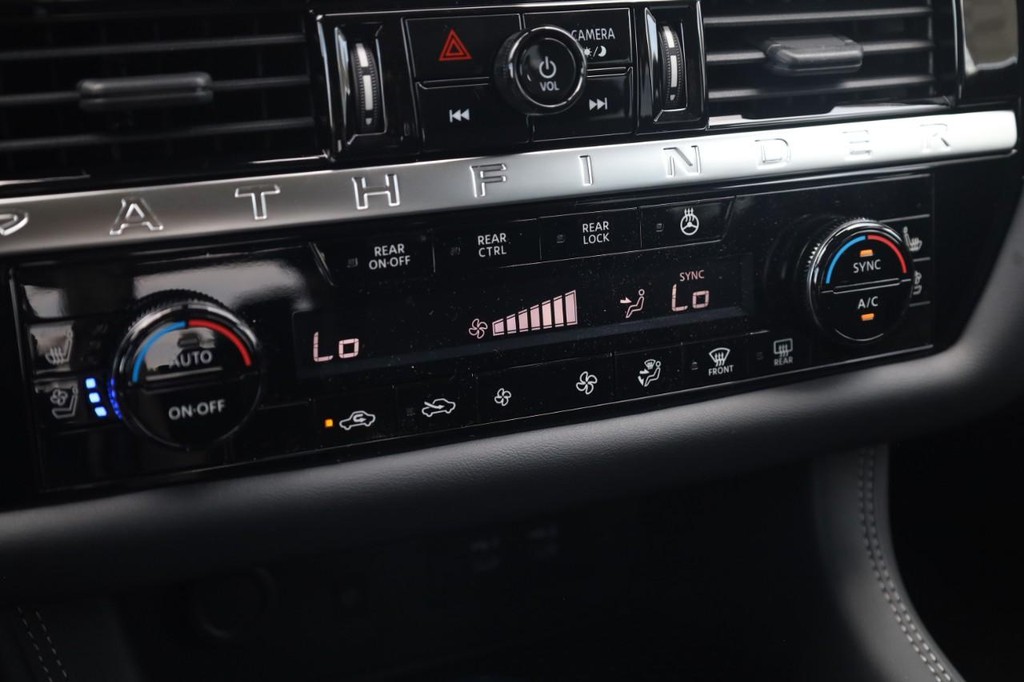 Nissan Pathfinder Vehicle Image 17