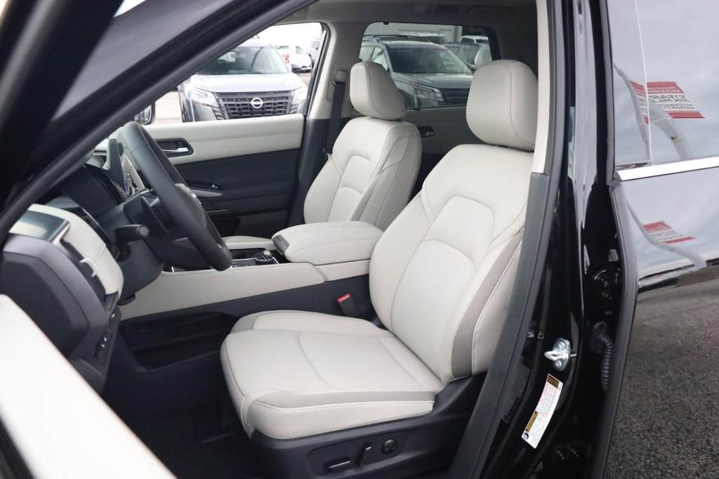 Nissan Pathfinder Vehicle Image 10
