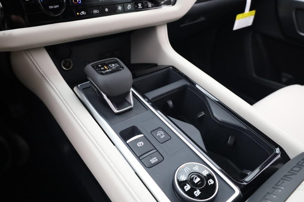 Nissan Pathfinder Vehicle Image 17