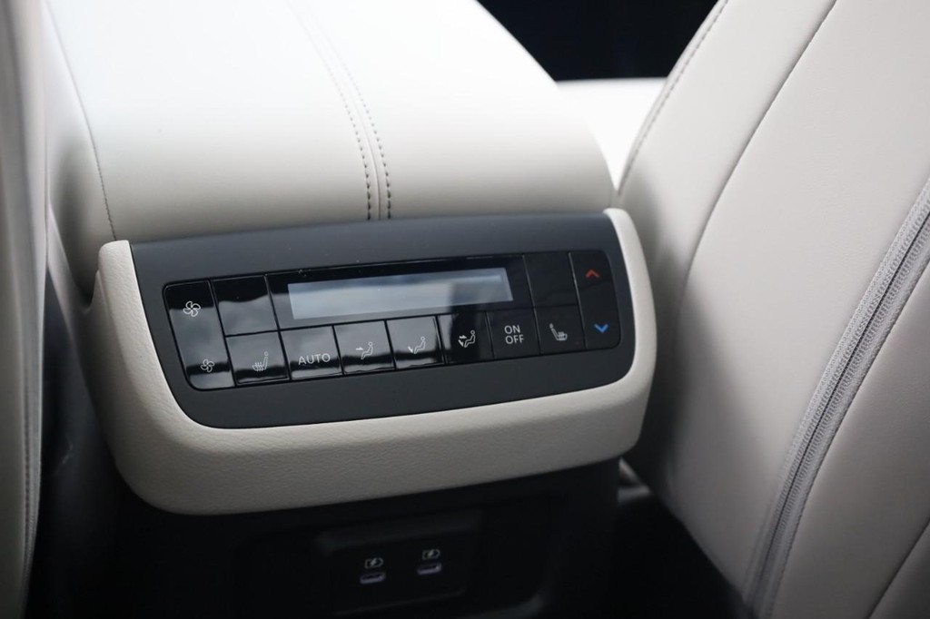Nissan Pathfinder Vehicle Image 24
