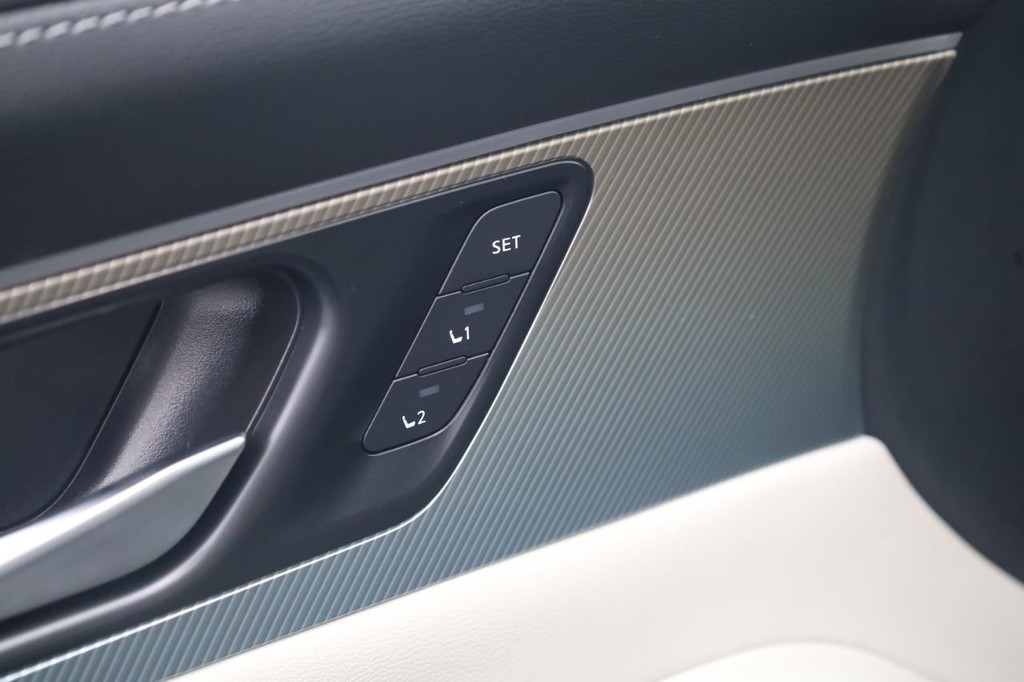 Nissan Murano Vehicle Image 12