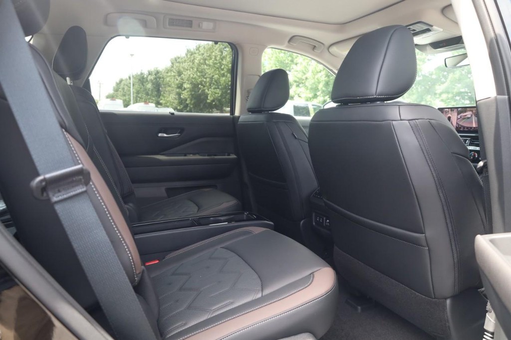 Nissan Pathfinder Vehicle Image 23