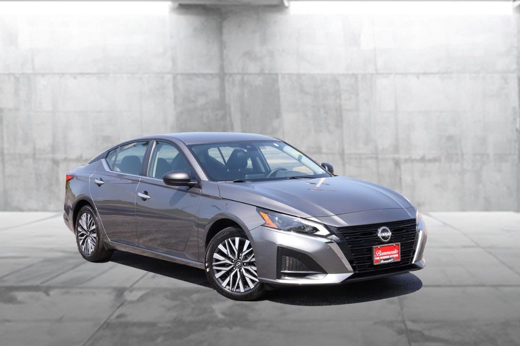 Nissan Altima Vehicle Image 02