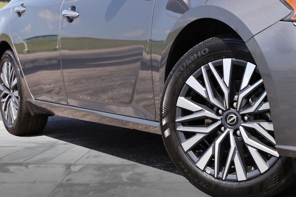 Nissan Altima Vehicle Image 03