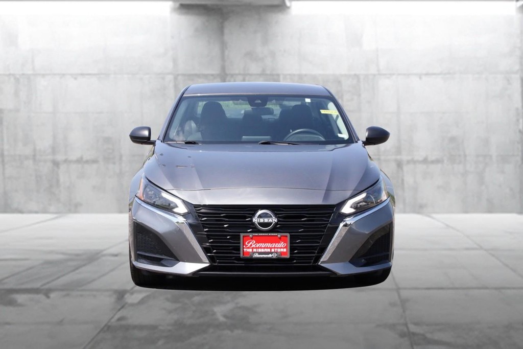 Nissan Altima Vehicle Image 04
