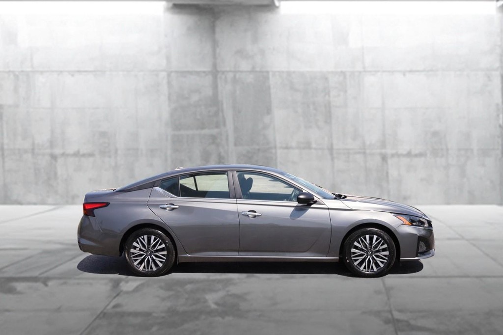 Nissan Altima Vehicle Image 05