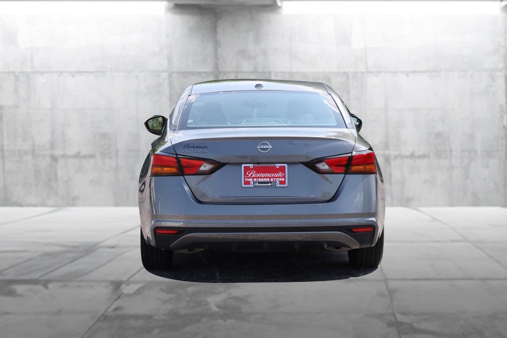 Nissan Altima Vehicle Image 06