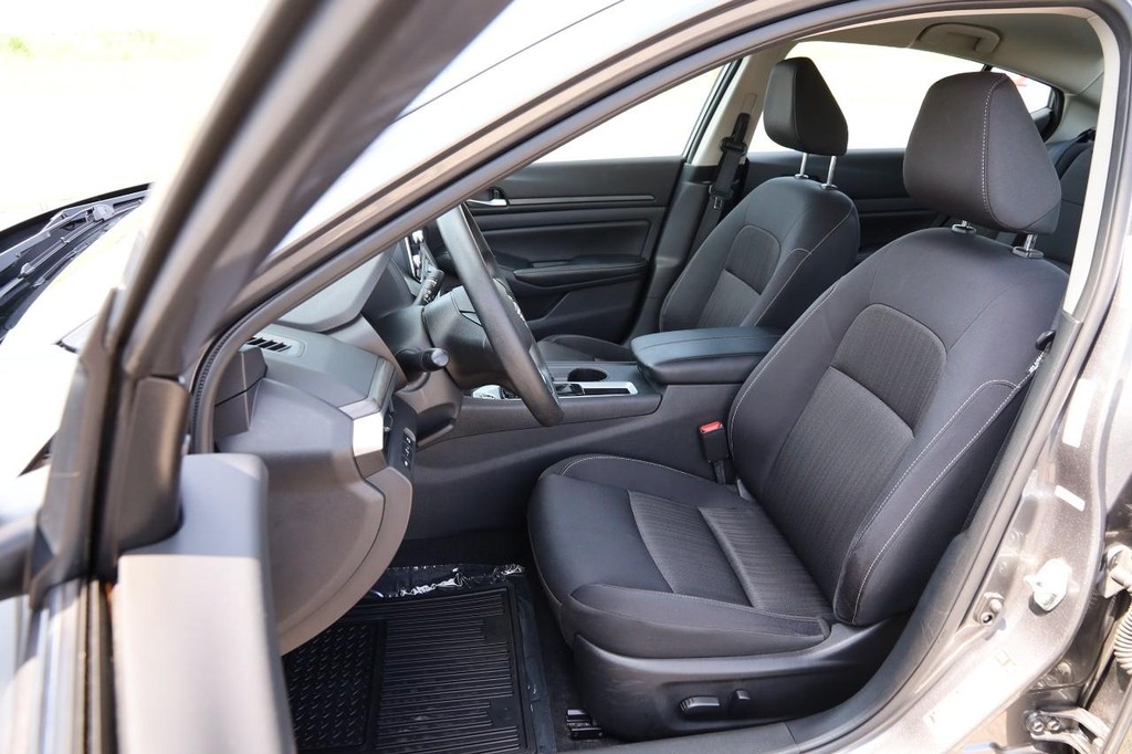 Nissan Altima Vehicle Image 08
