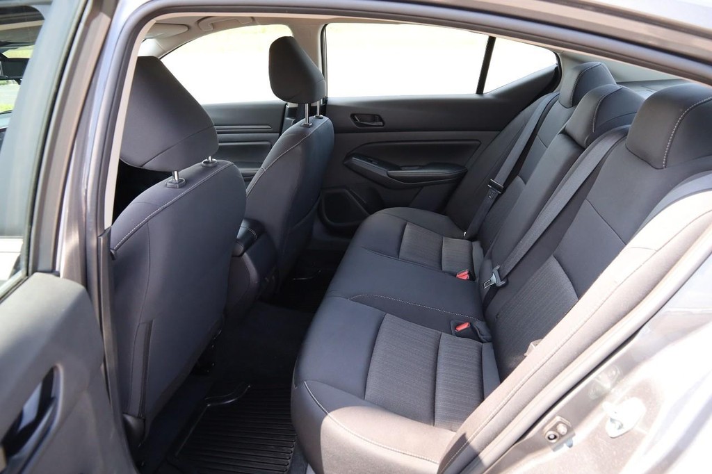 Nissan Altima Vehicle Image 09