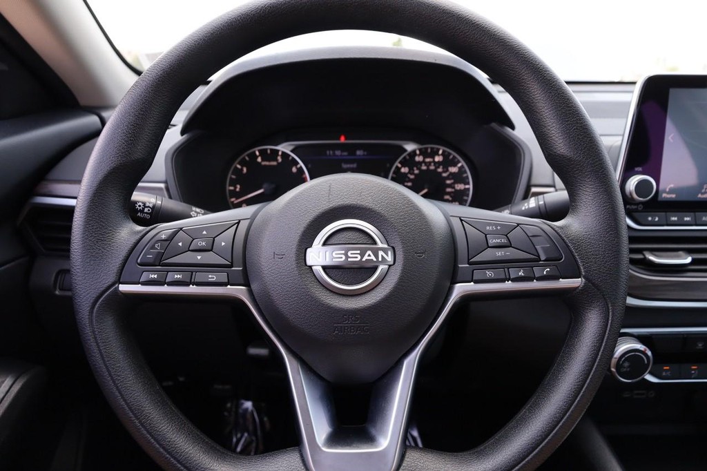 Nissan Altima Vehicle Image 10