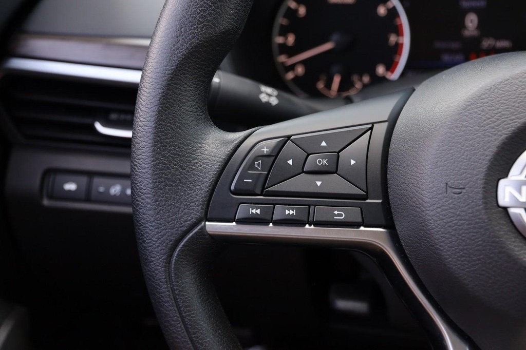Nissan Altima Vehicle Image 11